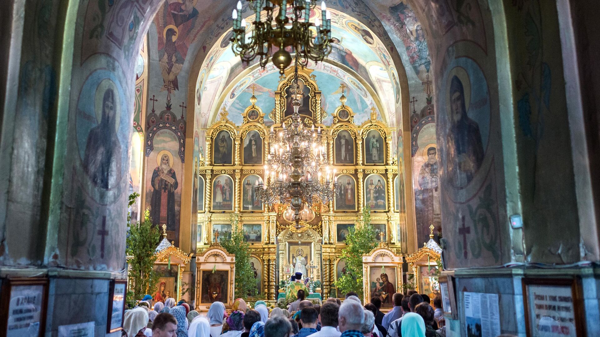 Прихожане во время богослужения в соборе Воздвижения Креста Господня в день праздника Святой Троицы Прихожане во время богослужения в соборе Воздвижения Креста Господня в день праздника Святой Троицы - РИА Новости, 1920, 23.06.2024