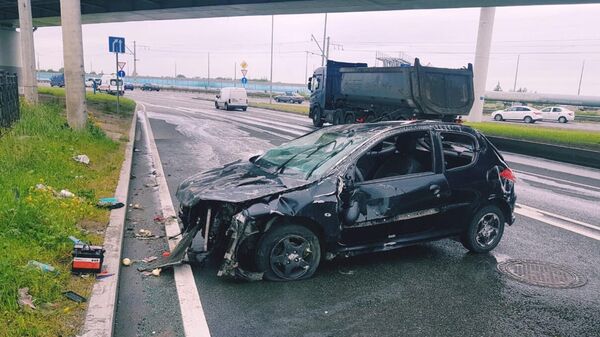 Последствия ДТП в Приморском районе Петербурга с участием автомобиля Peugeot 206