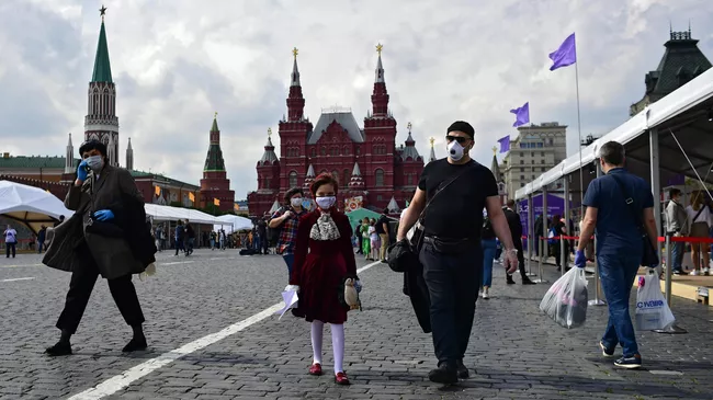 Посетители на ежегодном российском книжном фестивале на Красной площади