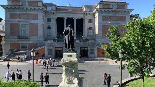 Посетители открытого музея Прадо в Мадриде