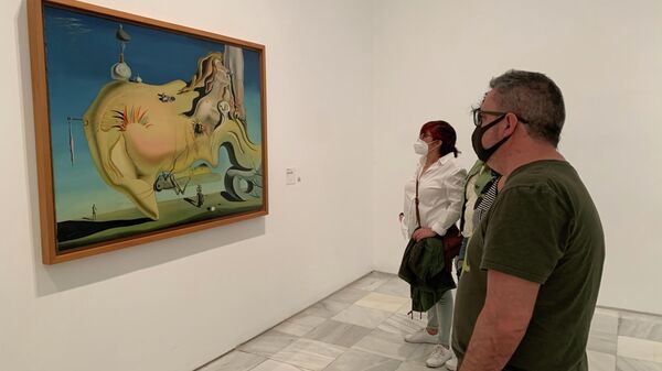 Посетители национального музея Центр искусств королевы Софии в Мадриде