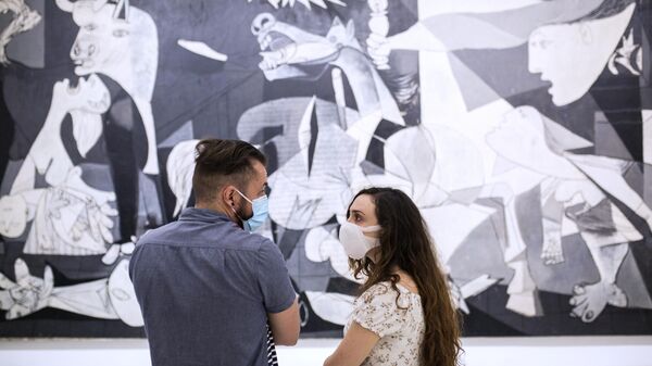 Посетители в Национальном центре искусств королевы Софии в Мадриде
