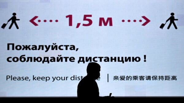 Человек около информационного баннера в аэропорту Шереметьево в Москве