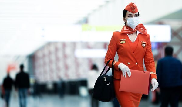 Стюардесса авиакомпании Аэрофлот в аэропорту Шереметьево в Москве