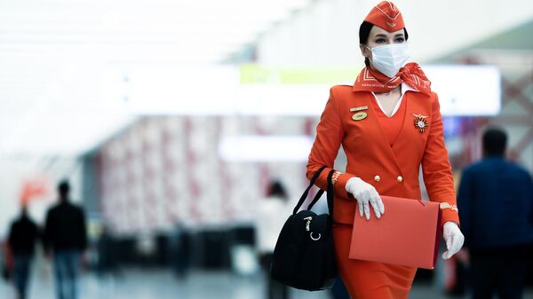 Стюардесса авиакомпании Аэрофлот в аэропорту Шереметьево в Москве