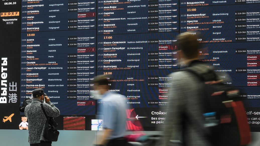 © РИА Новости / Владимир Астапкович<br>Пассажиры в аэропорту Шереметьево в Москве. Архивное фото