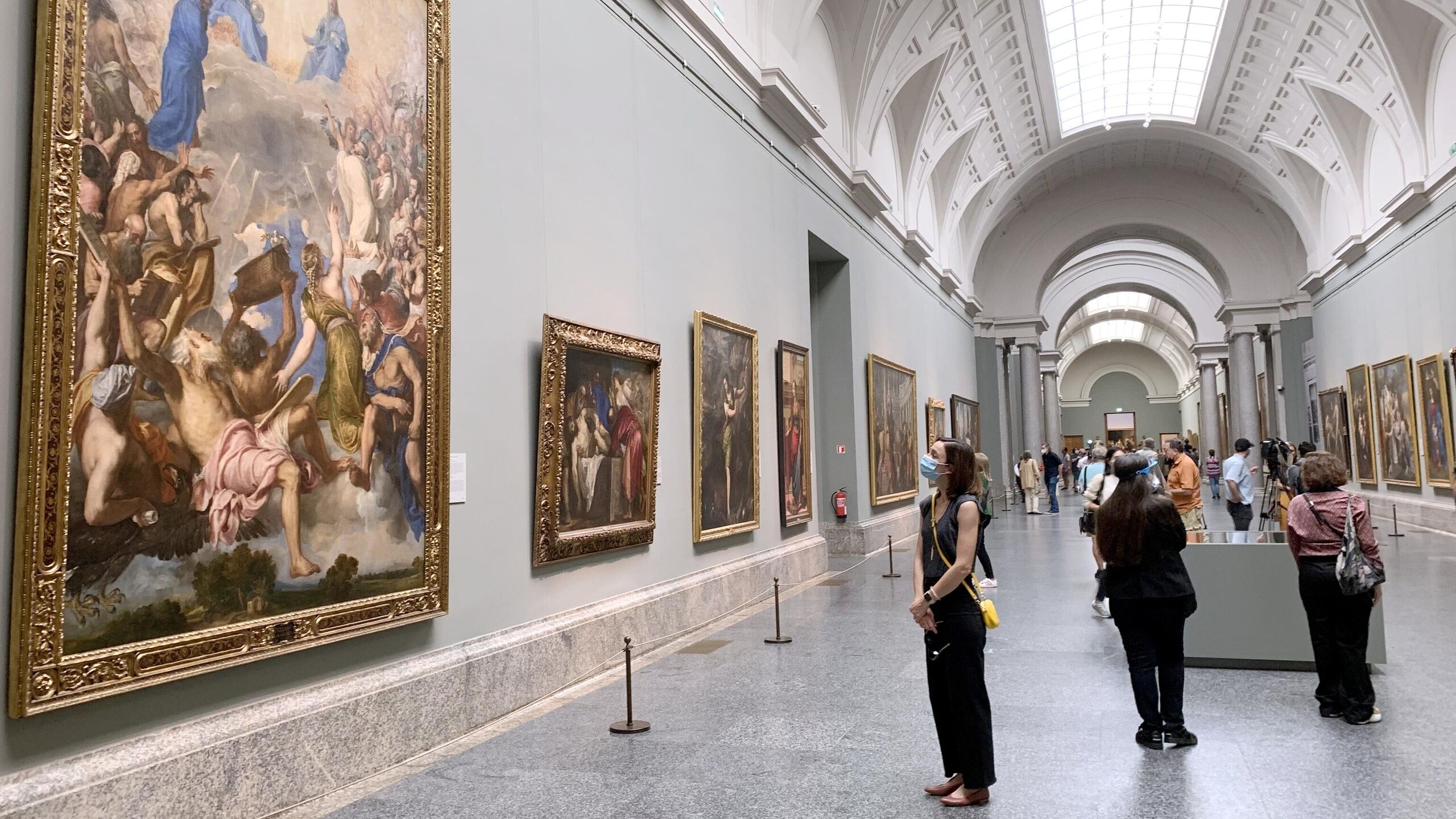 Di Madrid, di Museum Prado, para aktivis lingkungan menempelkan diri pada bingkai lukisan Goya.