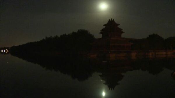 Клубничная Луна: полутеневое затмение в небе над Пекином