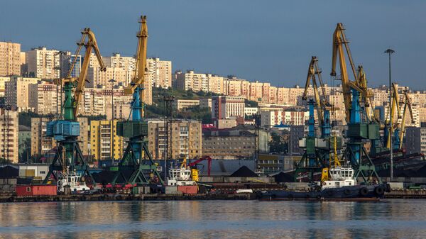 Вид на город и порт Мурманска со стороны Кольского залива