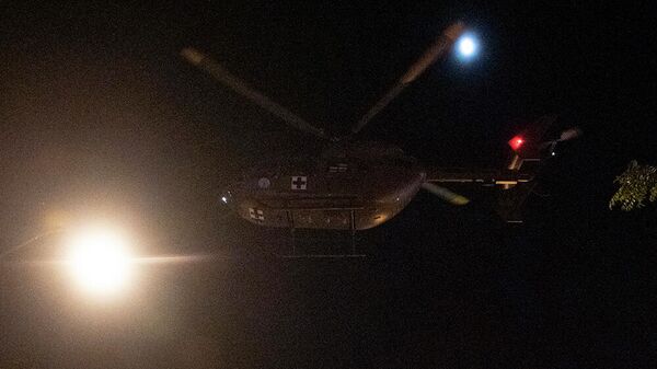 Вертолет Национальной гвардии, пролетающий над участниками протестов в Вашингтоне