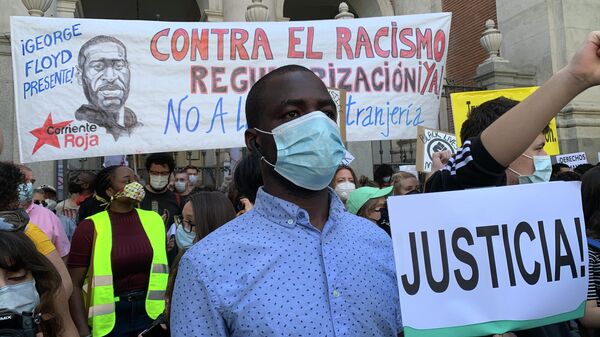 Участники протеста против расизма в Мадриде