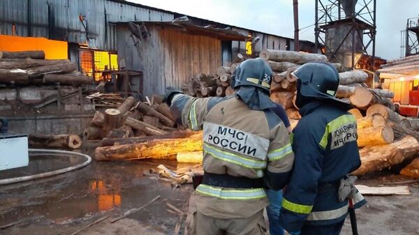 Сотрудник МЧС во время тушения пожара в складском помещении по улице Целинная в Хабаровске