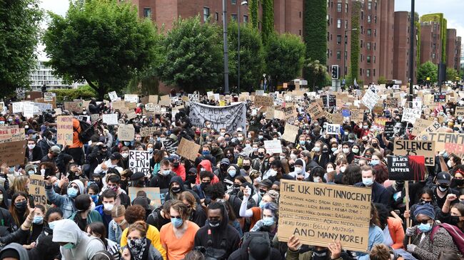 Участники акции протеста против полицейского насилия перед зданием посольства США в Лондоне