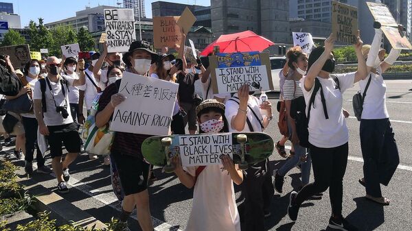 Участники акции протеста против расизма в японской Осаке