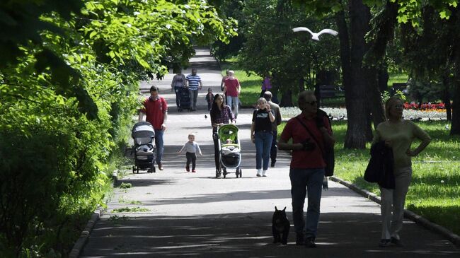 Люди отдыхают в парке на улице Крупской в Москве