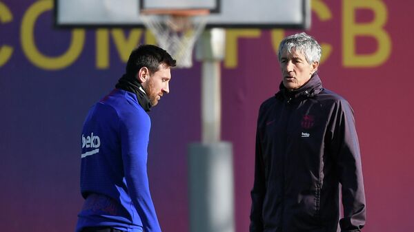 Главный тренер футбольного клуба Барселона Кике Сетьен и капитан команды Лионель Месси