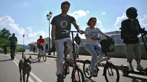 Люди катаются на велосипедах в Центральном парке культуры и отдыха имени Горького в Москве