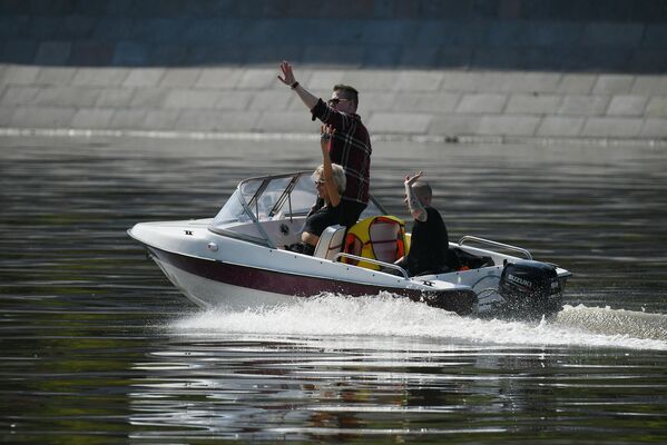 Люди катаются на моторной лодке в Центральном парке культуры и отдыха имени Горького в Москве
