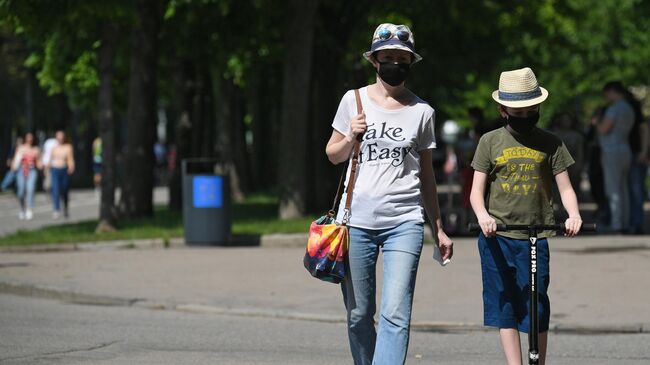 Отдыхающие в Центральном парке культуры и отдыха имени Горького в Москве