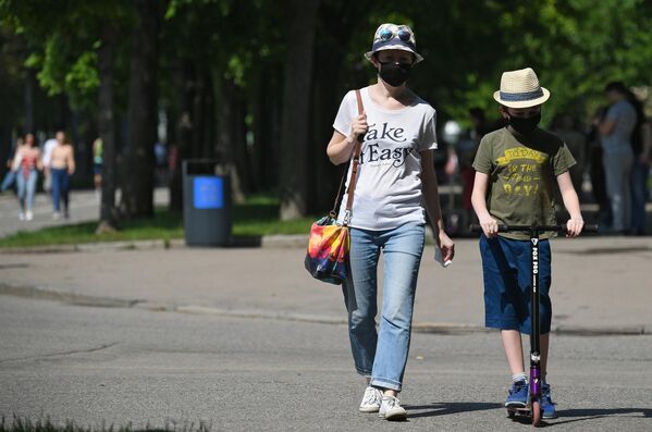 Отдыхающие в Центральном парке культуры и отдыха имени Горького в Москве