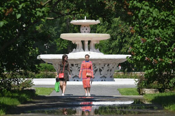 Девушки гуляют в Центральном парке культуры и отдыха имени Горького в Москве