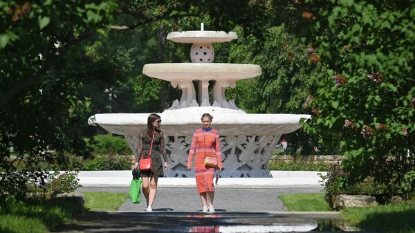 Девушки гуляют в Центральном парке культуры и отдыха имени Горького в Москве