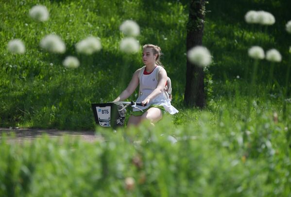 Девушка катается на велосипеде в Центральном парке культуры и отдыха имени Горького в Москве