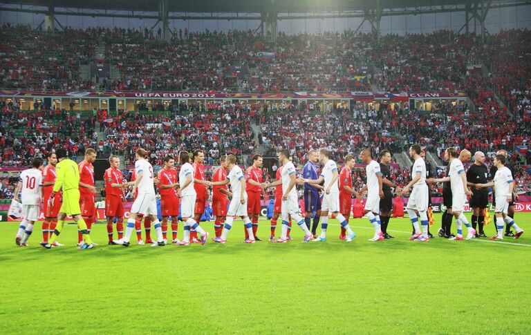 Футболисты сборной России и Чехии перед началом матча Футболисты сборной России и Чехии перед началом матча