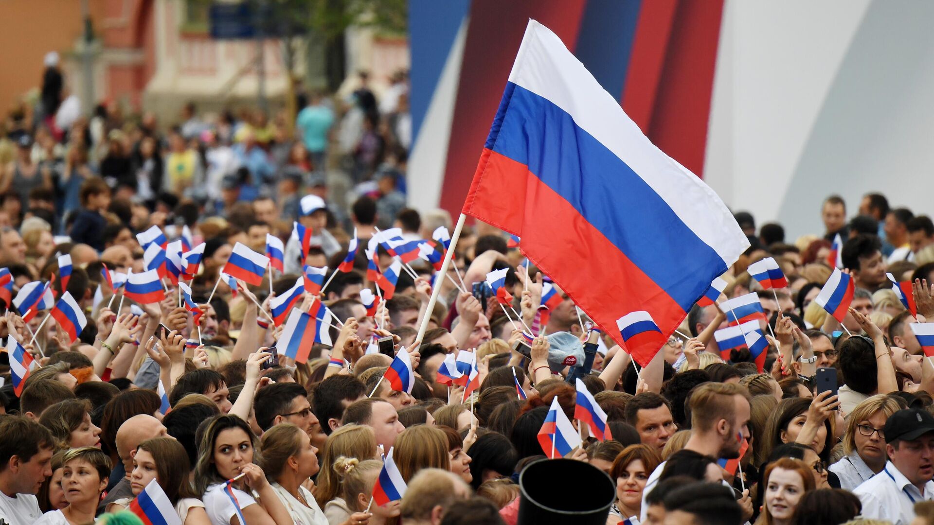 Зрители на праздничном концерте на Красной площади по случаю празднования Дня России в 2019 году  - РИА Новости, 1920, 07.08.2020