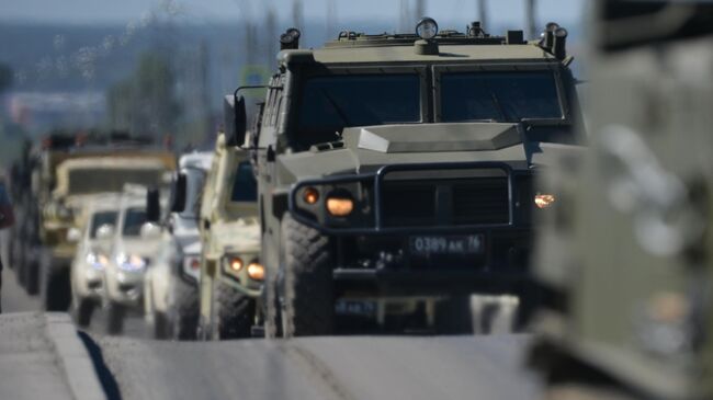 Механизированная колонна военной техники во время репетиции парада в честь 75-летия Победы в Великой Отечественной войне в Екатеринбурге