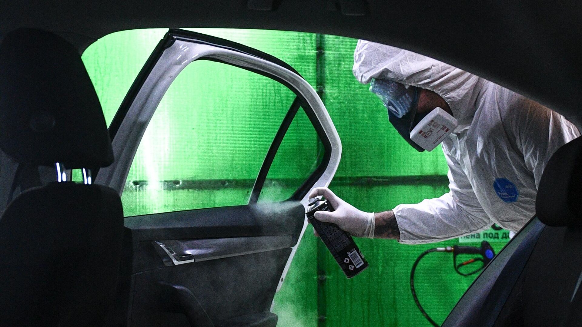 Сотрудник мойки с аэрозолем в руках - РИА Новости, 1920, 23.01.2025