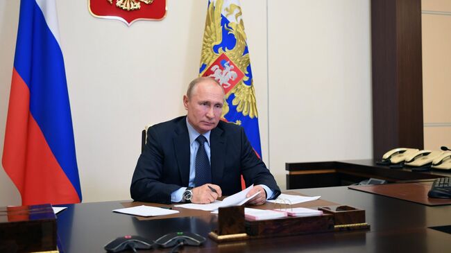 Президент РФ Владимир Путин во время встречи в режиме видеоконференции с социальными работниками государственных учреждений и НКО