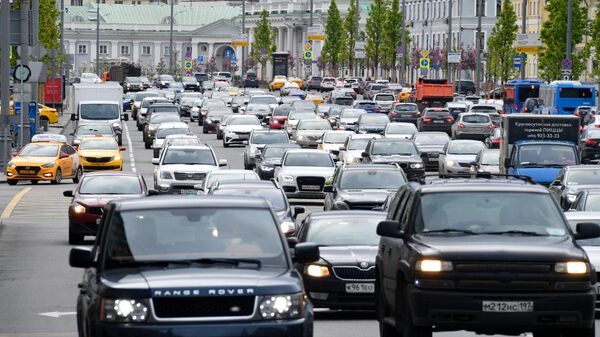 Машины на дороге в Москве
