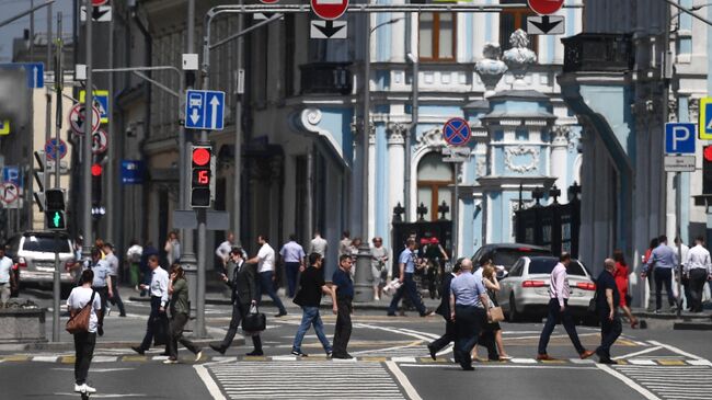 Прохожие на одной из улиц в Москве