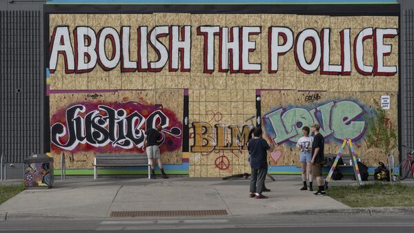 Граффити на заколоченном магазине в Миннеаполисе