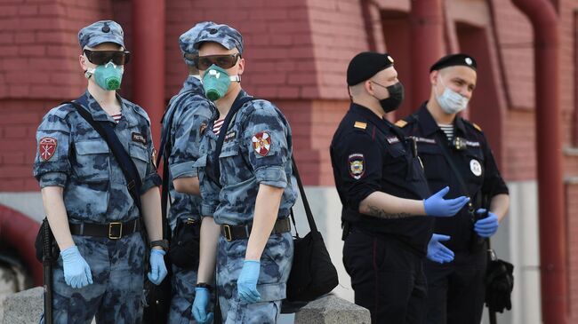 Сотрудники правоохранительных органов на Красной площади в Москве