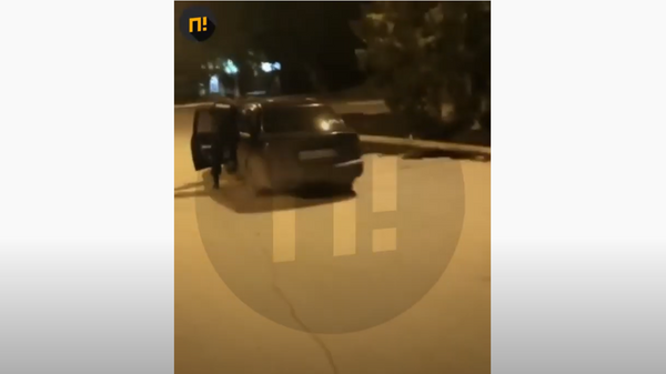 Женщина протащила полицейского на двери автомобиля