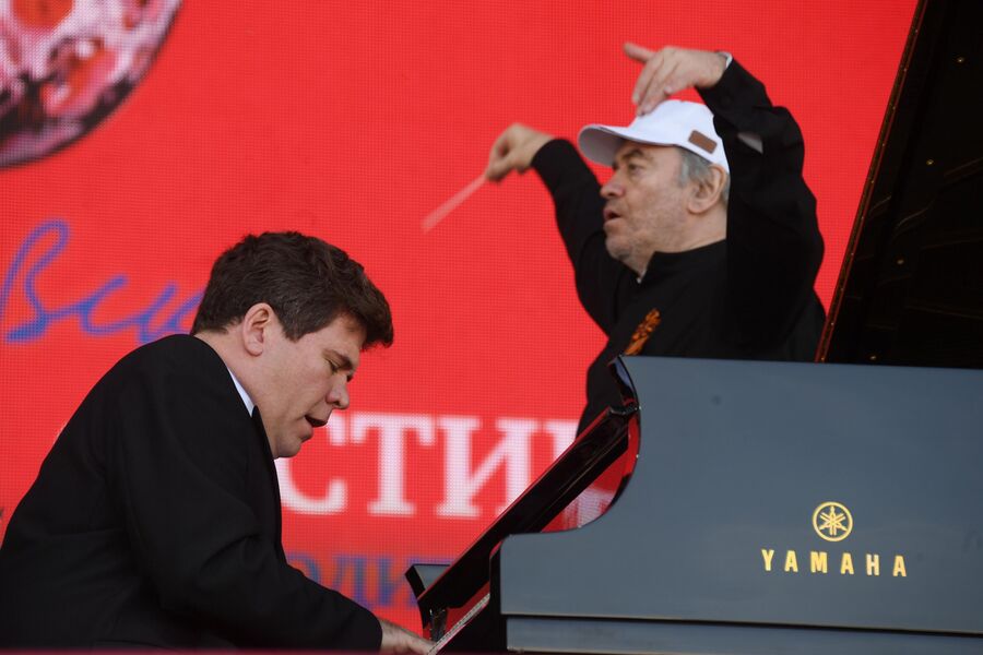 Дирижер симфонического оркестра Мариинского театра Валерий Гергиев и пианист Денис Мацуев