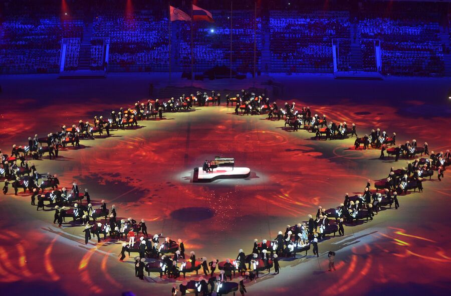 Пианист Денис Мацуев (в центре) выступает на церемонии закрытия XXII зимних Олимпийских игр в Сочи