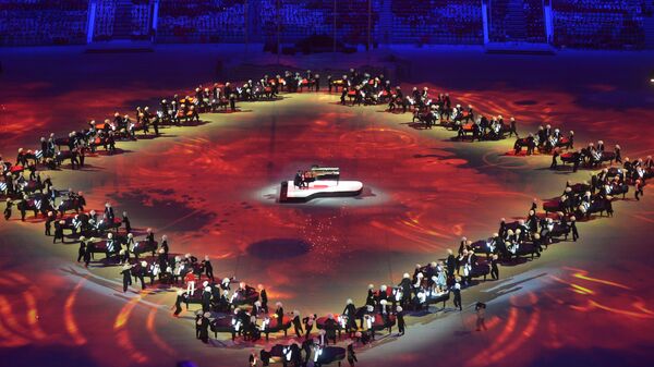 Пианист Денис Мацуев (в центре) выступает на церемонии закрытия XXII зимних Олимпийских игр в Сочи