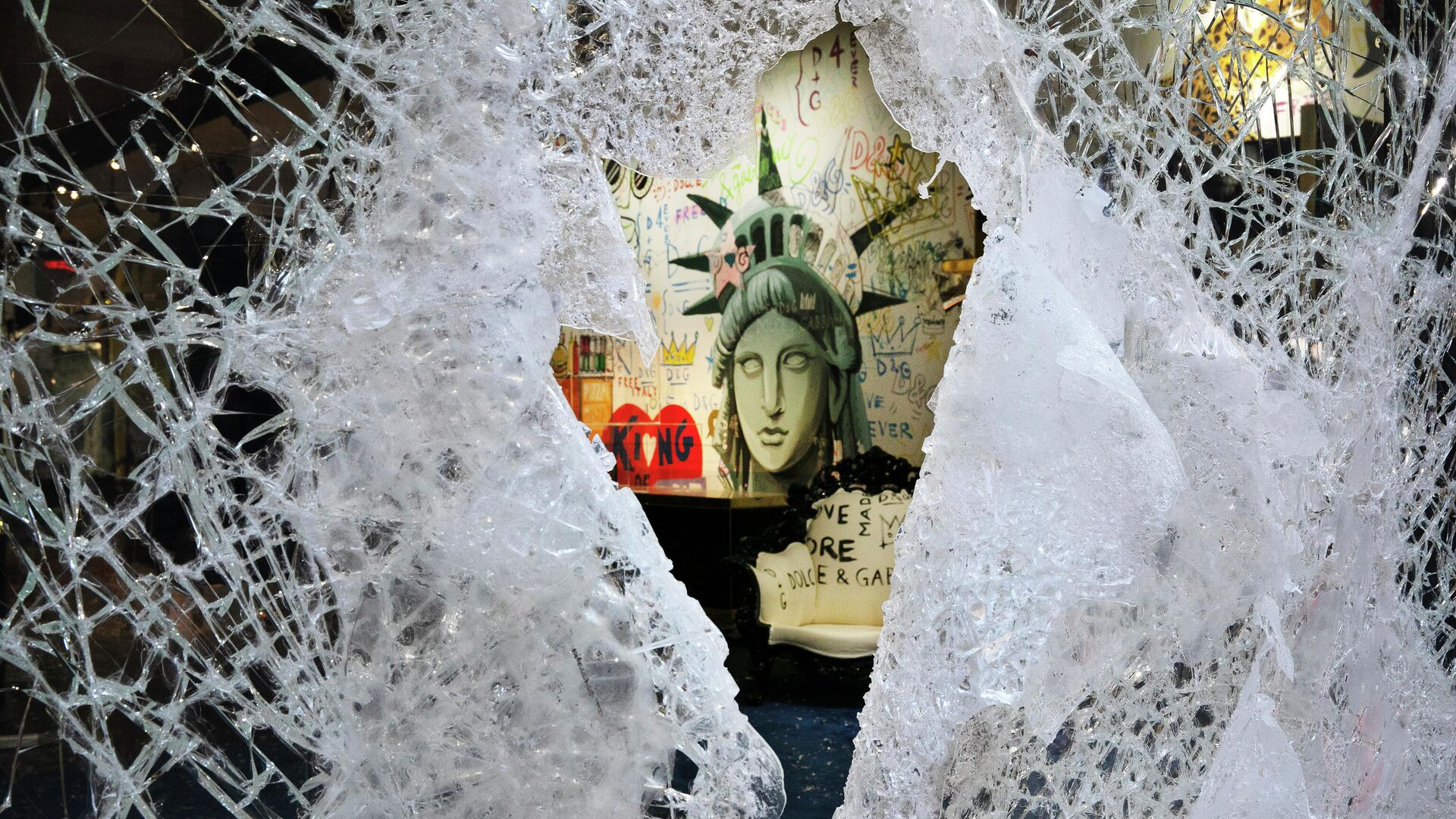 Разбитая витрина магазина Dolce and Gabbana в Нью-Йорке - РИА Новости, 1920, 12.04.2021