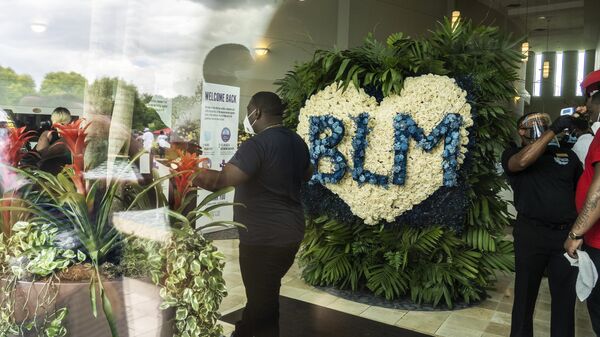 Похороны погибшего при задержании афроамериканца Дж. Флойда в США
