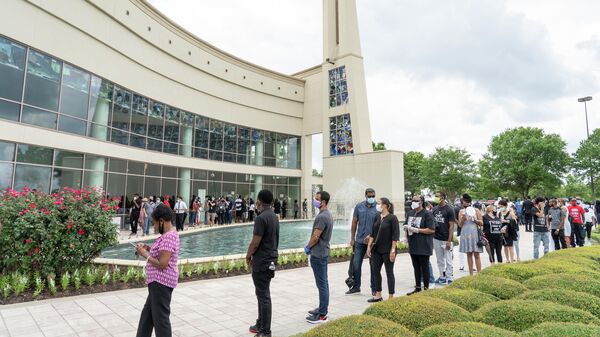 Скорбящие возле церкви The Fountain of Praise в Хьюстоне во время церемонии прощания с афроамериканцем Джорджем Флойдом, погибшем при задержании в Миннеаполисе