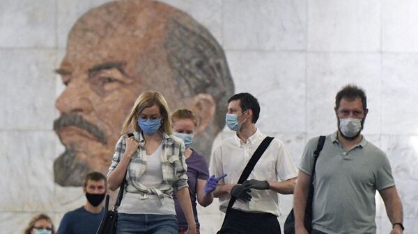 Пассажиры на станции метро Библиотека имени Ленина в Москве