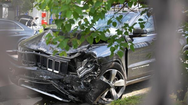 Пострадавший в результате аварии автомобиль актёра М. Ефремова Jeep Grand Cherokee на служебной