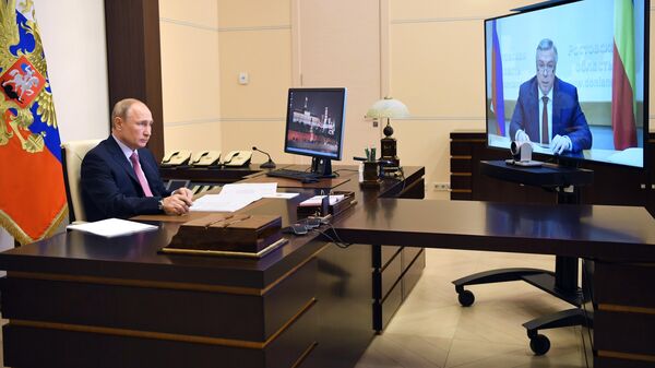 Президент РФ Владимир Путин во время встречи в режиме видеоконференции с губернатором Ростовской области Василием Голубевым