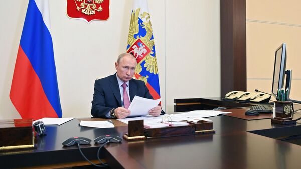 Президент РФ Владимир Путин во время встречи в режиме видеоконференции с губернатором Ростовской области Василием Голубевым