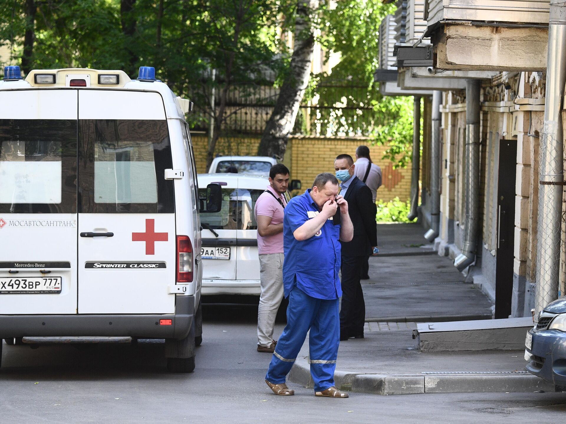 В Москве врачи скорой направились в подъезд дома, где живет Ефремов - РИА  Новости, 09.06.2020