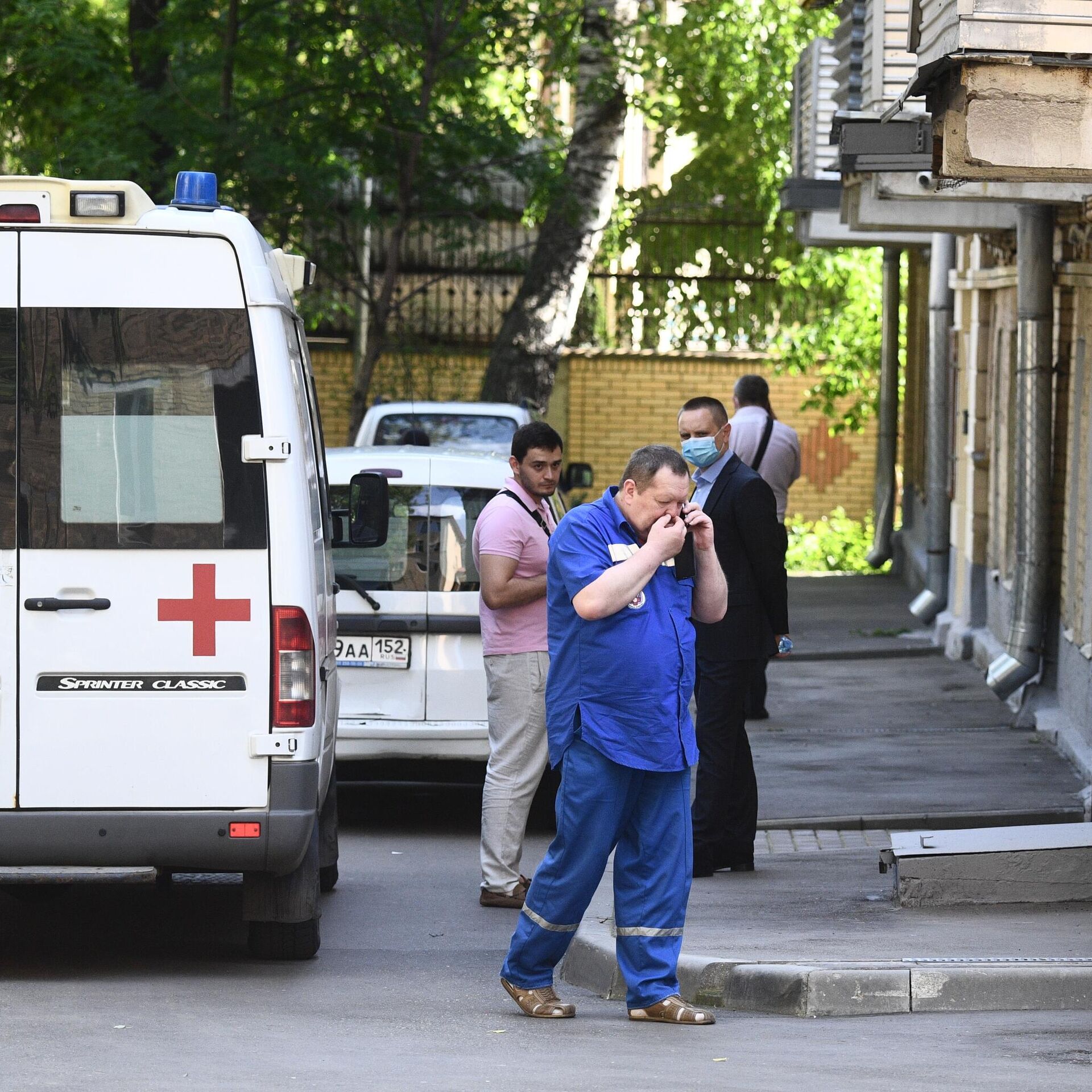 В Москве врачи скорой направились в подъезд дома, где живет Ефремов - РИА  Новости, 09.06.2020