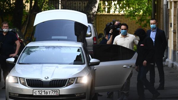 Актёр Михаил Ефремов садится в автомобиль у своего дома в Москве